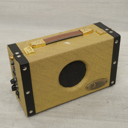 Vist Large View of Product Image Which is Used Luna UK-5 Solid State Guitar Combo