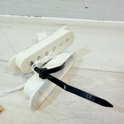 Vist Large View of Product Image Which is Used PICKUP COVER SET Guitar Accessory