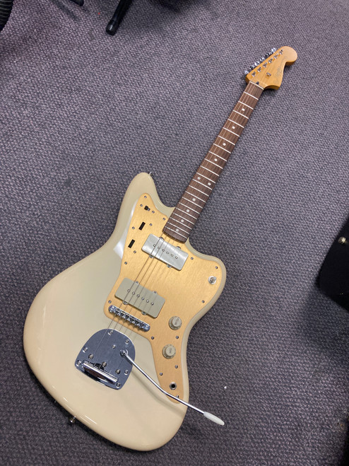 Vist Large View of Product Image Which is Used Squier J MACSIS JAZZMASTER Offset Double Cutaway Electric Guitar White 6-String