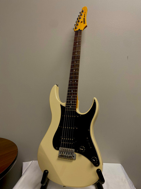 Vist Large View of Product Image Which is Used Yamaha RGZ 112P Super S Electric Guitar White 6-String