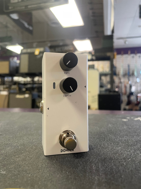 Vist Large View of Product Image Which is Used Donner EMBARK CHORUS Chorus Pedal