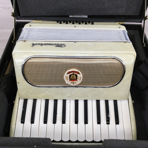 Vist Large View of Product Image Which is Used Monarch 25-Key/12-Bass Accordion w/Case *Broken Strap