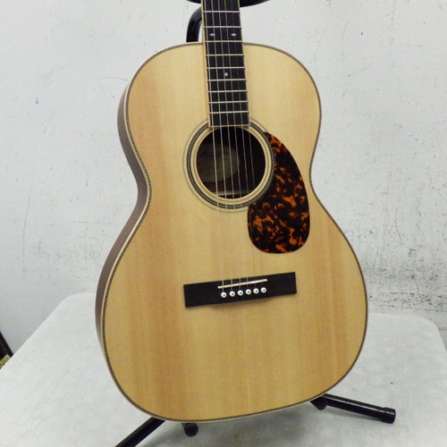 Vist Large View of Product Image Which is Used Larrivee 000-40R Acoustic Guitar Natural