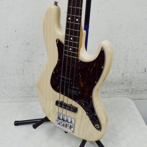Vist Large View of Product Image Which is Used Fender modern Player Short Scale Jazz Bass J Type Bass Guitar White 4-String