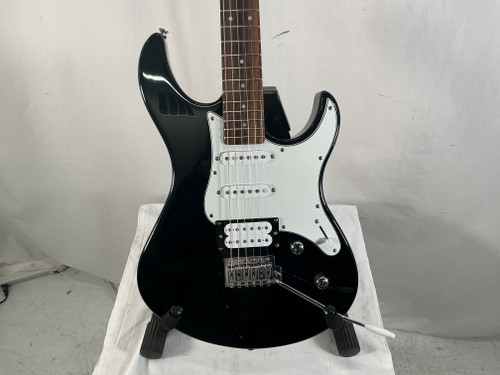 Vist Large View of Product Image Which is Used Yamaha PACIFICA 112V S Type Electric Guitar Black 6-String