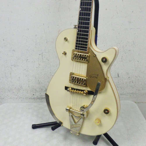 Vist Large View of Product Image Which is Used Gretsch G61340-Cs White Penguin Masterbuilt LP Type Electric Guitar Goldtop 6-String