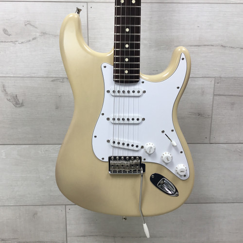 Vist Large View of Product Image Which is Used Fender Highway One 2004 Stratocaster Honey Blonde Electric Guitar