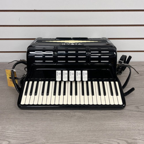 Vist Large View of Product Image Which is Used - Titano TITAN T 3 W/CASE Accordion