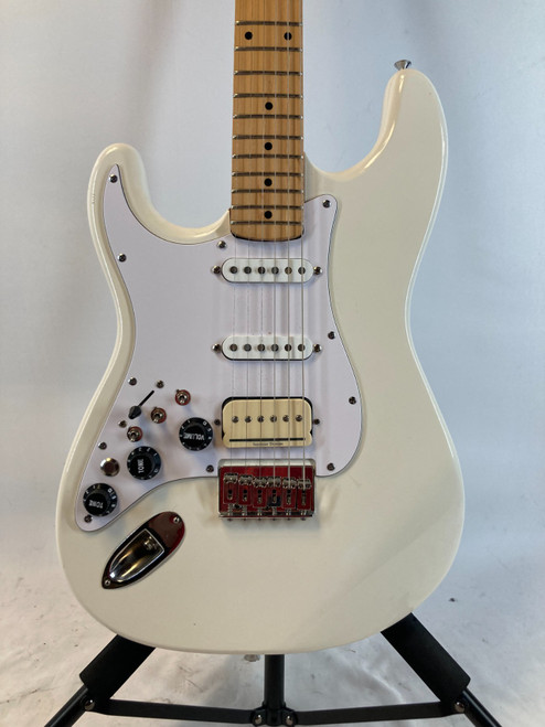 Vist Large View of Product Image Which is Used Hondo DELUXE 759 Electric Guitar
