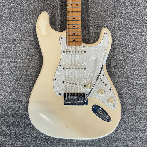 Vist Large View of Product Image Which is Used 2004 FENDER STANDARD STRATOCASTER MIM Electric Guitar