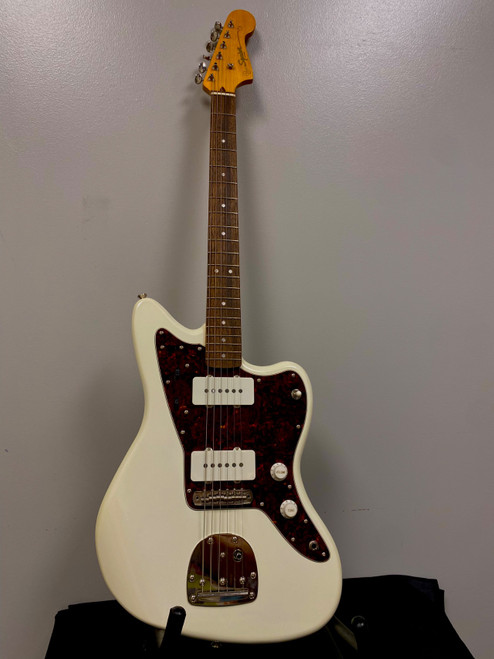 Vist Large View of Product Image Which is Used Squier CLASSIC VIBE 60S JAZZMASTER Electric Guitar White 6-String