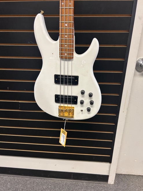 Vist Large View of Product Image Which is Used Peavey DYNA BASS Bass Guitar White 4-String