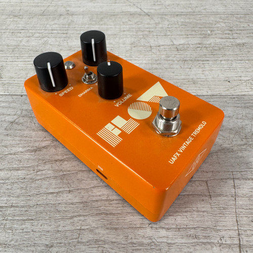 Vist Large View of Product Image Which is Used Universal Audio UAFX Flow Vintage Tremolo Pedal