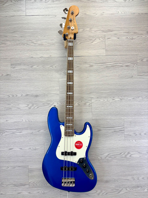 Vist Large View of Product Image Which is B-STOCK Squier Classic Vibe Late 60's Jazz Bass 2025 Lake Placid Blue