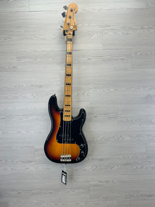 Vist Large View of Product Image Which is B-STOCK Squier Classic Vibe 70's Precision Bass 3-Color Sunburst 2025