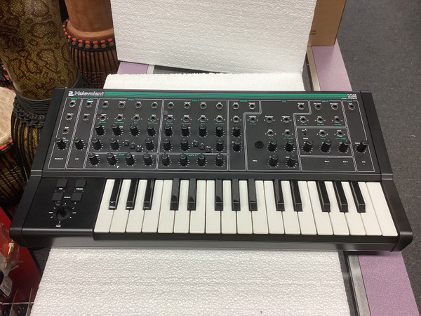 Used Roland SE-02 Analog Synthesizer Module with K-25m Keyboard Unit