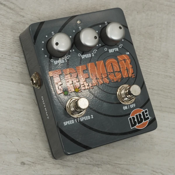 Used BEHRINGER TP300 ULTRA TREMOLO/PAN Guitar Pedal