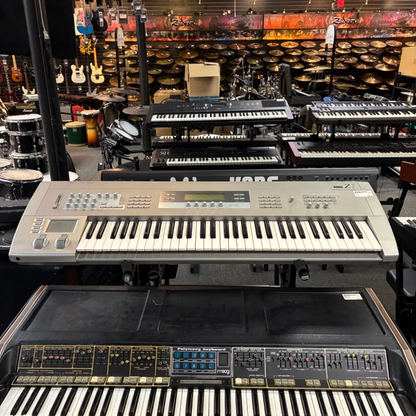 Used Korg TRITON EXTREME 61 WORKSTATION 61-Key Synthesizer 61-Key