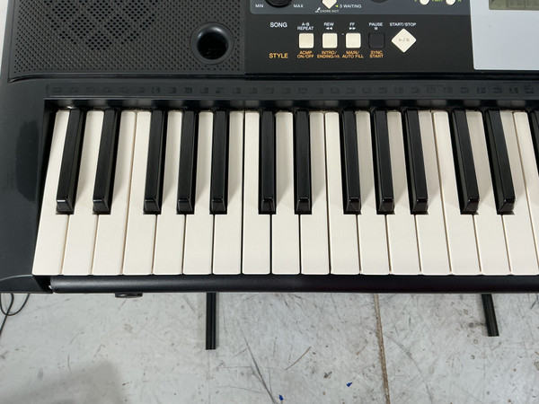 Used Yamaha PSR-E403 W/PWR 61-Key Keyboard 61-Key