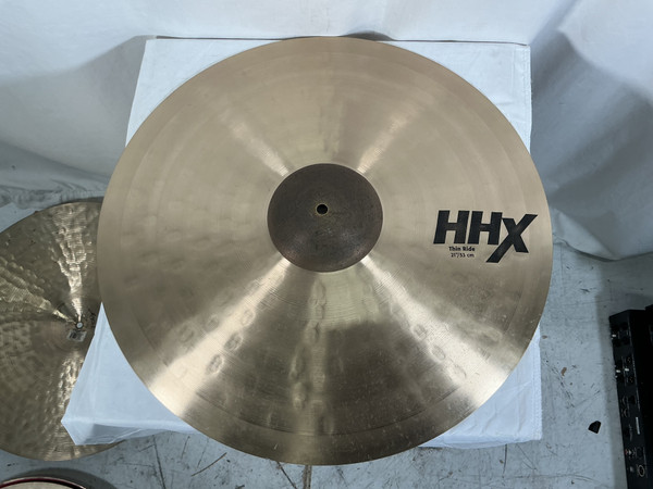 Used Zildjian 24IN A MEDIUM RIDE Ride Cymbal 24 Used Zildjian 24IN A MEDIUM RIDE Ride Cymbal 24