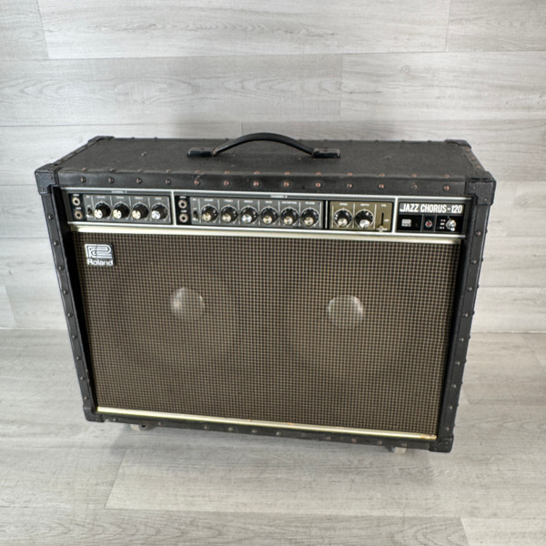 Used Roland JAZZ CHORUS 120 2 x 12 Solid State Amplifier 2 x 12