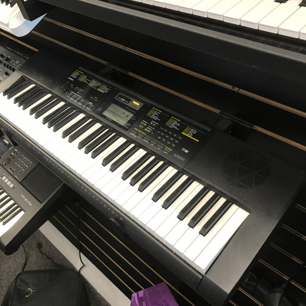 Used Yamaha PSR-E403 61-Key Keyboard 61-Key