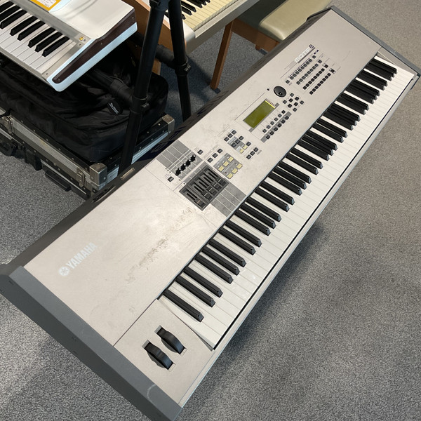 Used Yamaha MOTIF 8 WORKSTATION 88-Key Synthesizer 88-key
