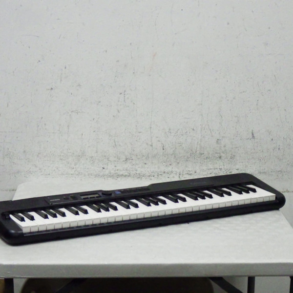 Used Yamaha PSR-E403 61-Key Keyboard 61-Key