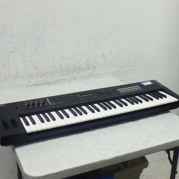 Used Yamaha Motif ES6 61-key Synthesizer