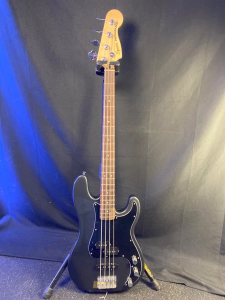 Used Axl APJ-820 Bass Guitar White