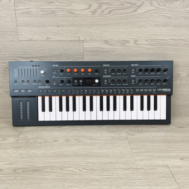 Used Arturia MINIFREAK 49-Key Synthesizer 49-Key
