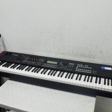 Used Yamaha MOXF8 88-Key Synthesizer 88-key