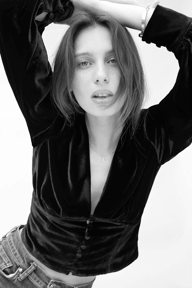 The Kaia - Black Velvet The Kaia - Black Velvet