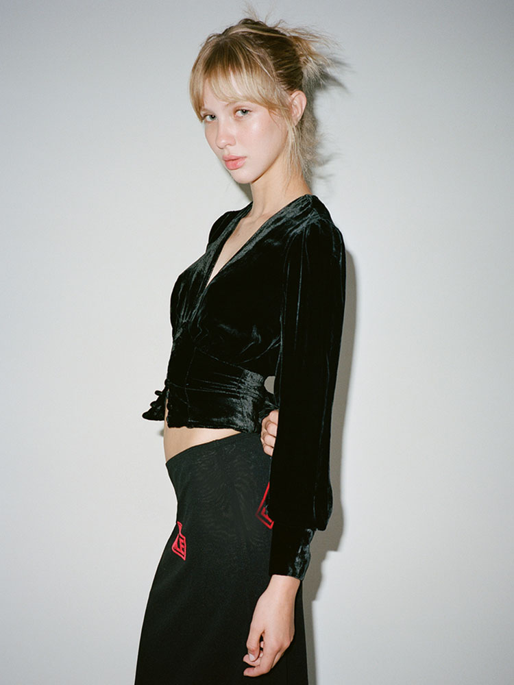 The Kaia - Black Velvet The Kaia - Black Velvet