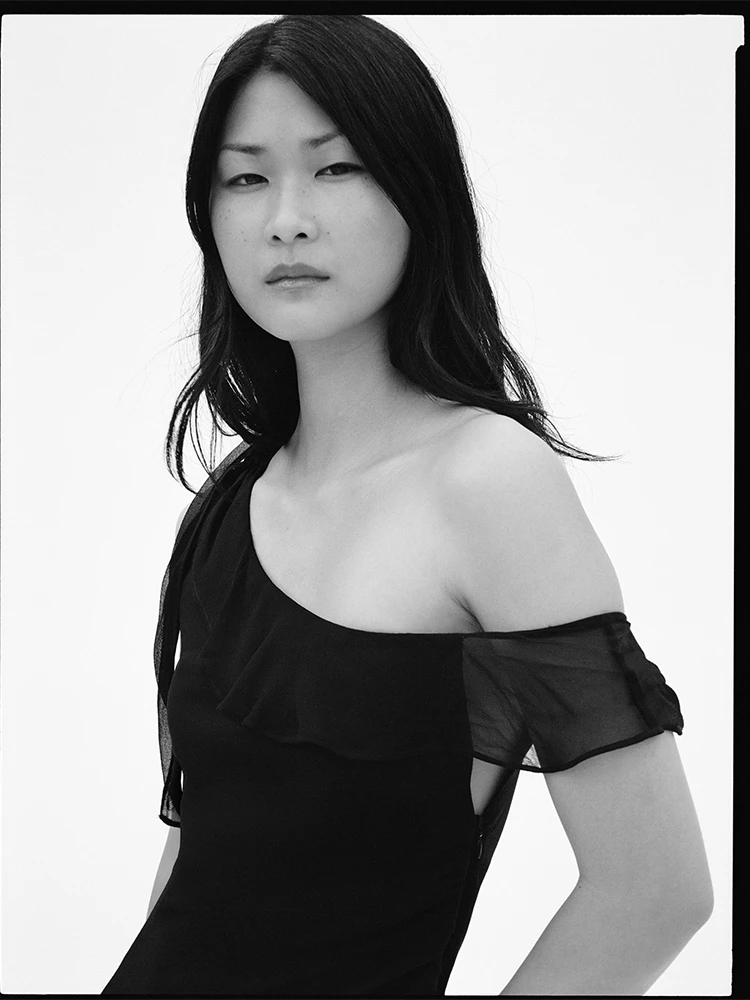 The Carrie - Black, model shot