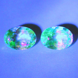 6x4 mm 2pcs Oval Amazing! Color Change White to Neon Green Natural Hyalite Opal {Flawless-VVS}--AAA Grade