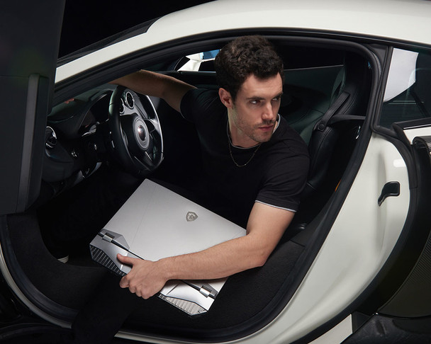 MSI NB GT76 9SF-019CA Titan 17.3 Ci7-9750H RTX2070 32GB 1T+1T WIN10PRO Retail