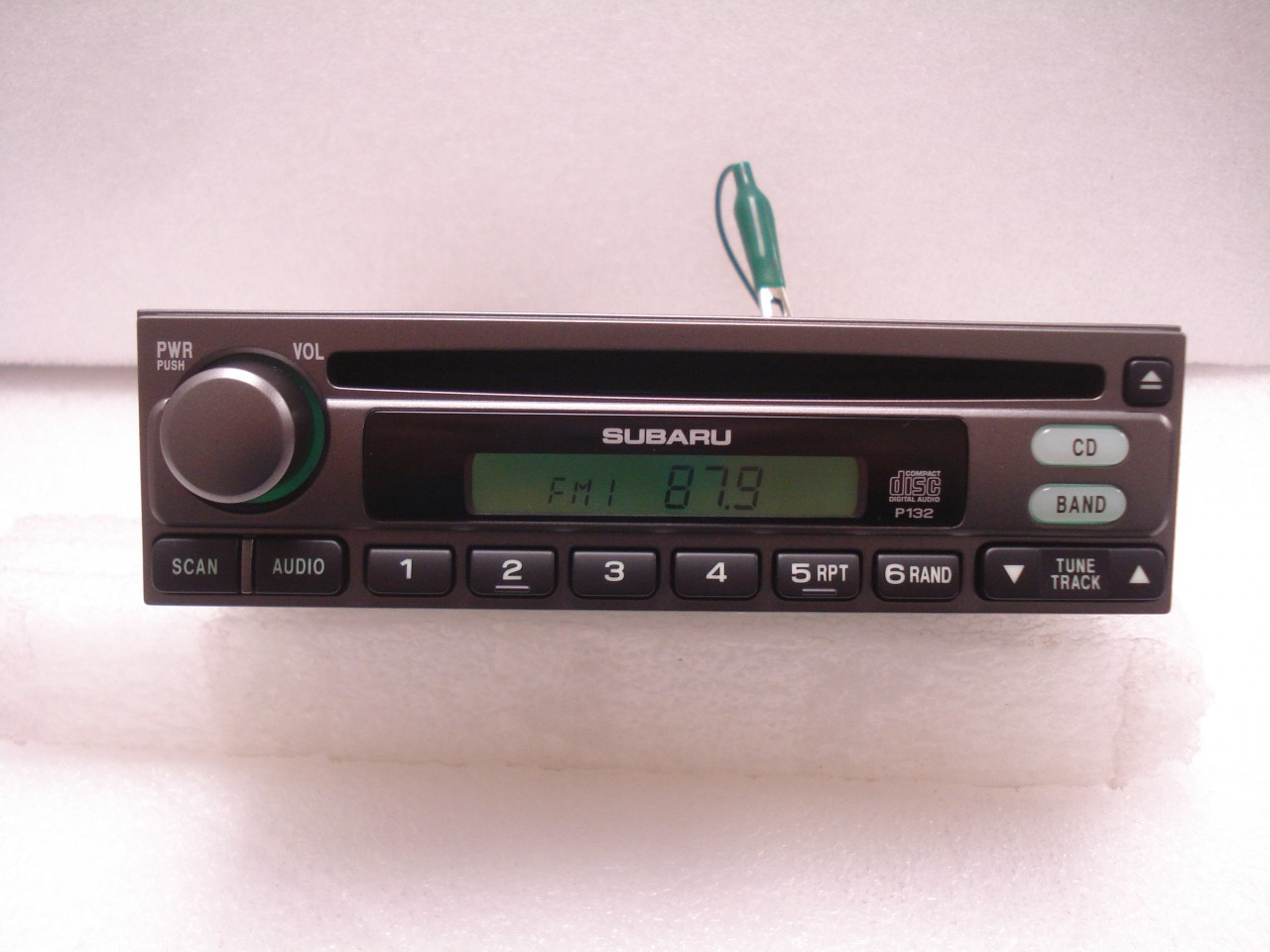P132 97 99 03 Subaru Legacy Forester Radio Player CD Player