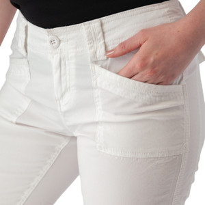 Arden V2 Short Studio White pocket detail