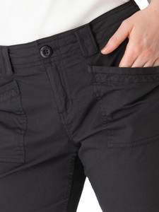 Arden V2 Short Black front pocket detail