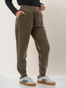 Dog-Walker Athleisure Jogger studio