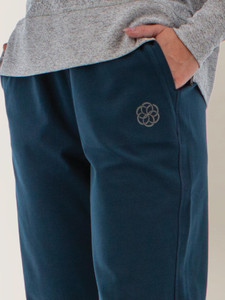 Dog-Walker Athleisure Jogger studio alt2