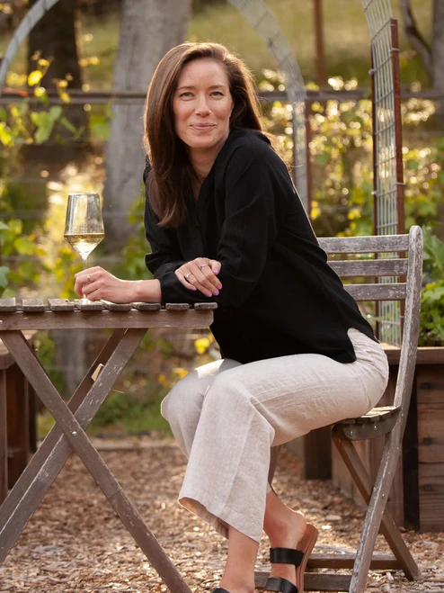 Woman sitting in vinyard wearing Beachcomber Solid long sleeve popover in black.