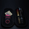 Veľký Čierny Prenosný Kufrík Na Zapaľovač Cigariet Dissim - Otvorený Na Zips S Výrobkami Vo Vnútri