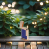 ST Dupont Line 2 Zigarrenfeuerzeug mit weicher Flamme – Serie Perfect Ping – Drachenschuppen – Blau und Roségold – Lifestyle