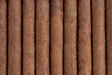 Rozdiel medzi ručne a strojovo valcovanými cigarami