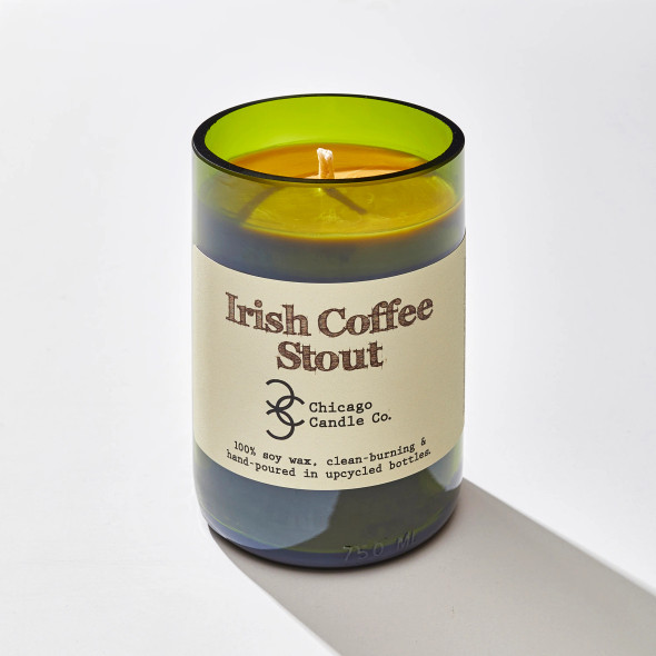 شمعة القهوة الأيرلندية من شيكاغو كاندل - زجاجة نبيذ خضراء