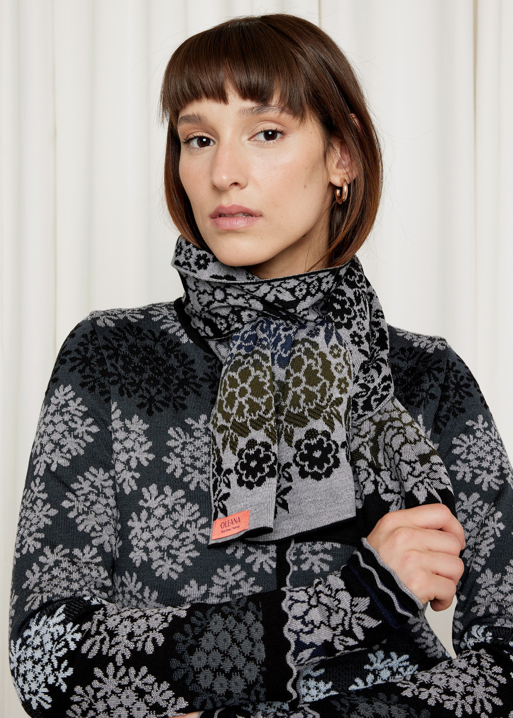 Oleana Flowers Scarf Black, 340O The Nordic Shop