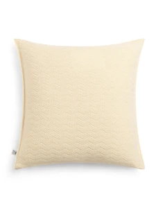 Dale of Norway - Lusa Pillow: Off White, 15041-A00_Product front
Photo credits: Dale of Norway
Dale of Norway Lusa wool pillow in off white with traditional Nordic knit pattern