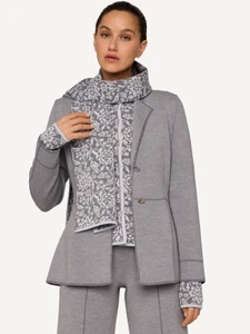 Oleana - Signe Scarf: Grey, 814-D_Model front